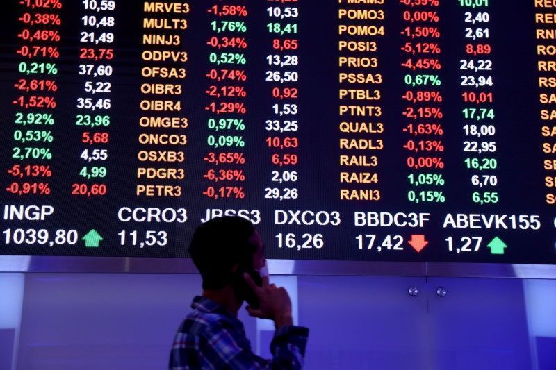 Ibovespa abre estável em 136.888 pontos; dólar sobe 0,05%