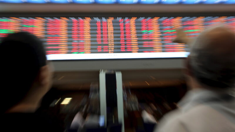 Ibovespa fecha em queda após superar marca dos 137 mil pontos; dólar sobe