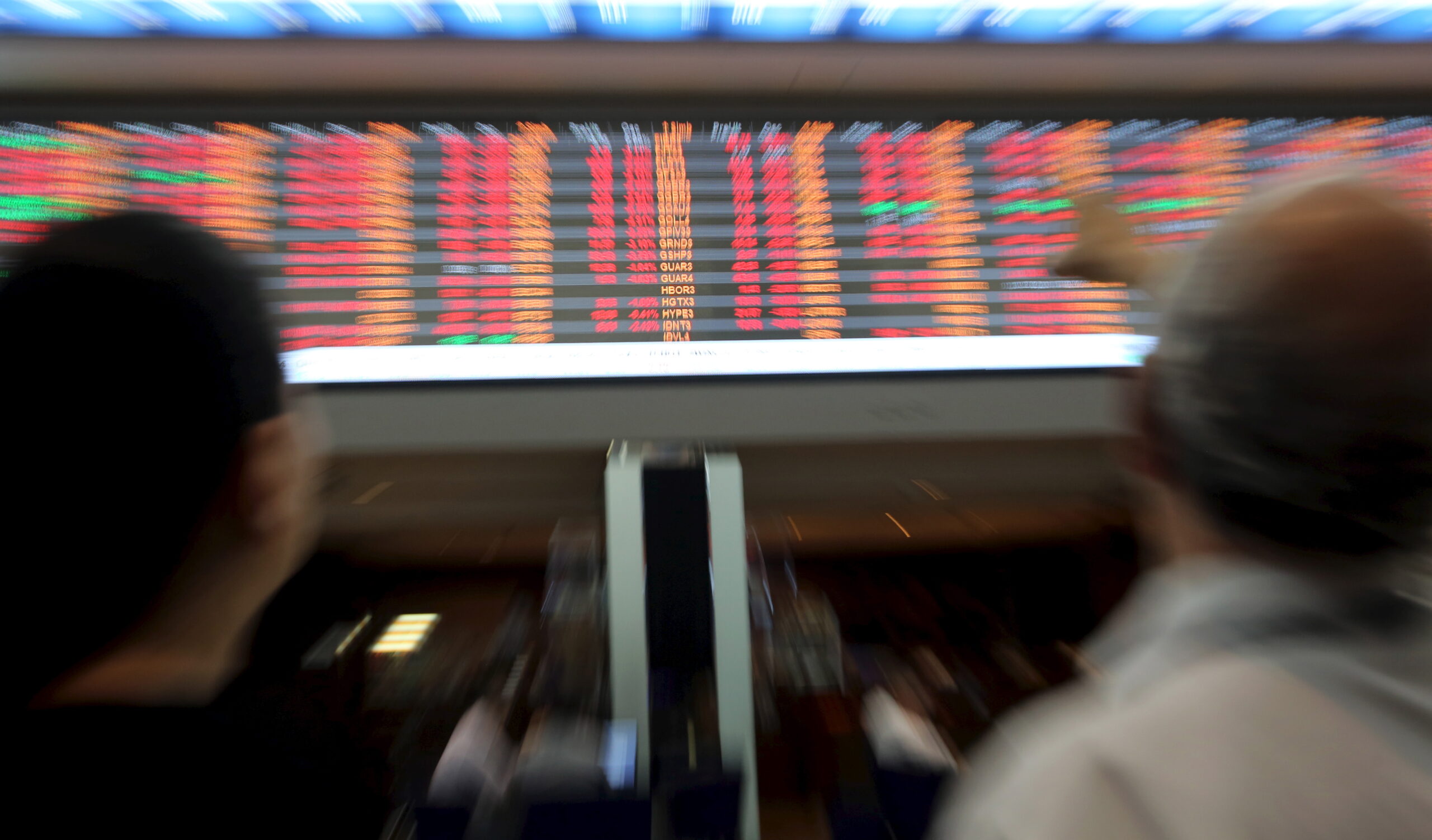 Dólar cai e volta aos R$ 5,50 após dados dos EUA; Ibovespa sobe