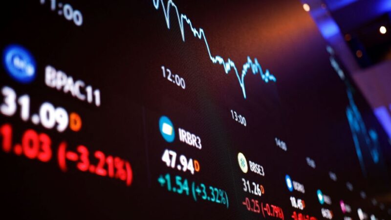 Ibovespa mira 7ª alta seguida com balanços e dados dos EUA; dólar sobe