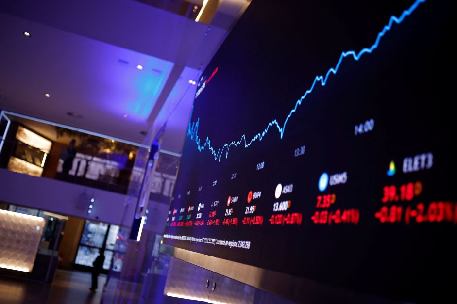 Ibovespa opera em alta após renovar recorde; dólar cai