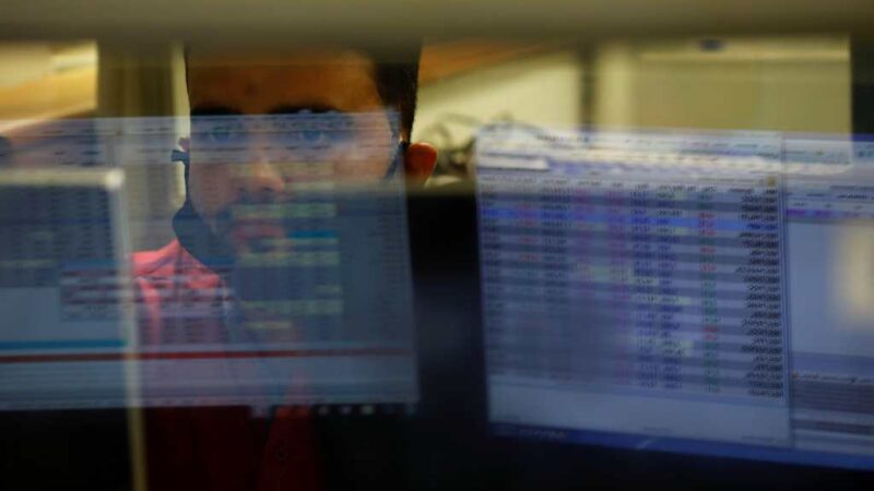 Ibovespa oscila nos 136 mil pontos após máxima histórica; dólar sobe