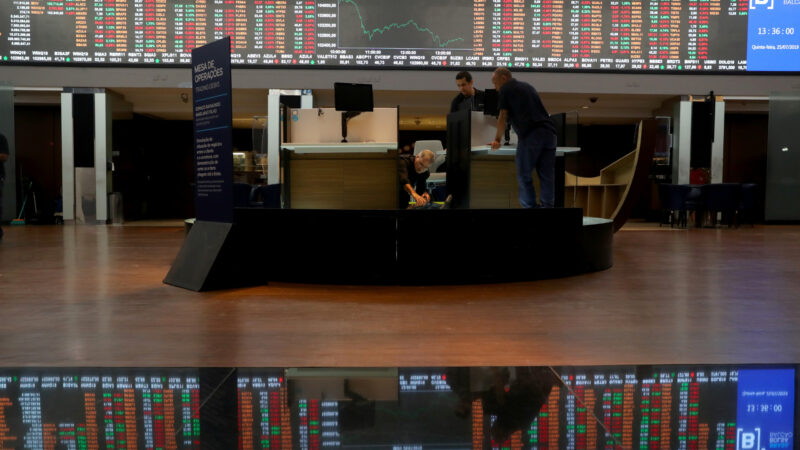 Ibovespa recua após sequência de recordes e dólar passa de R$ 5,55 com expectativa por juros nos EUA