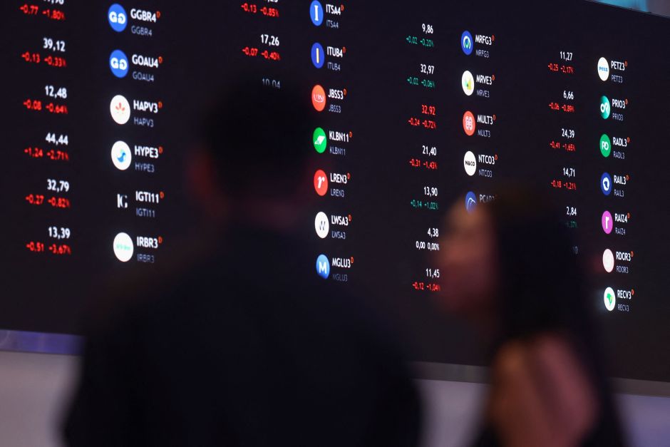 Ibovespa ronda estabilidade após renovar máximas; dólar sobe