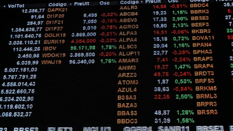 Ibovespa ultrapassa os 136 mil pontos com alta da Petrobras; dólar beira estabilidade