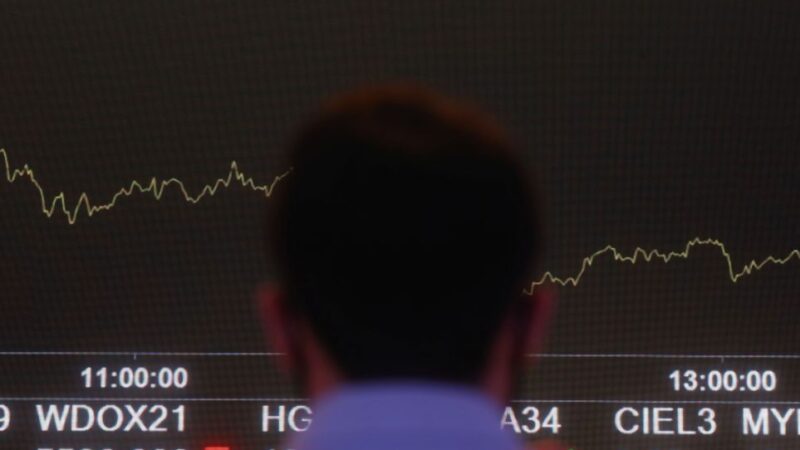 Ibovespa volta aos 136 mil pontos após fala de Powell nos EUA; dólar cai mais de 1%