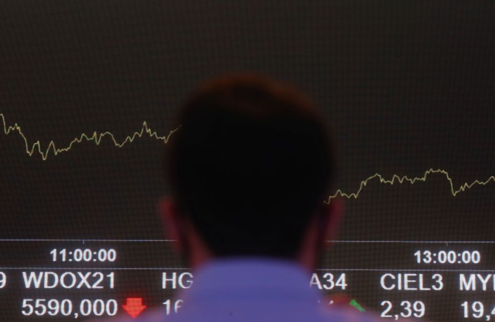 Ibovespa volta aos 136 mil pontos após fala de Powell nos EUA; dólar cai mais de 1%