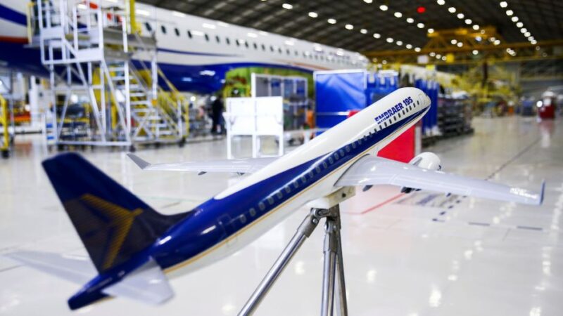 Latam estuda possível compra de até 30 aviões da Embraer, diz Costa Filho