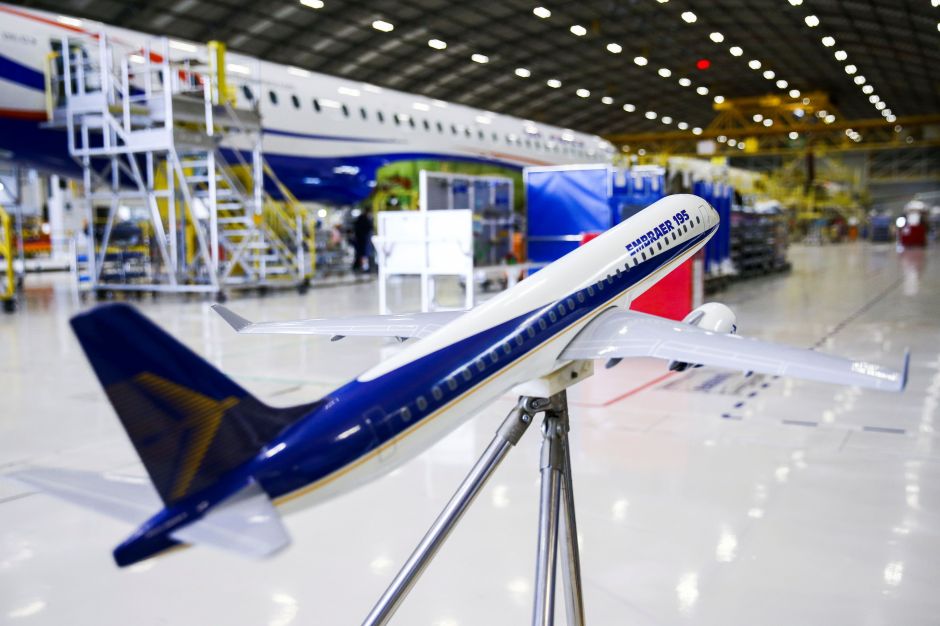 Latam estuda possível compra de até 30 aviões da Embraer, diz Costa Filho