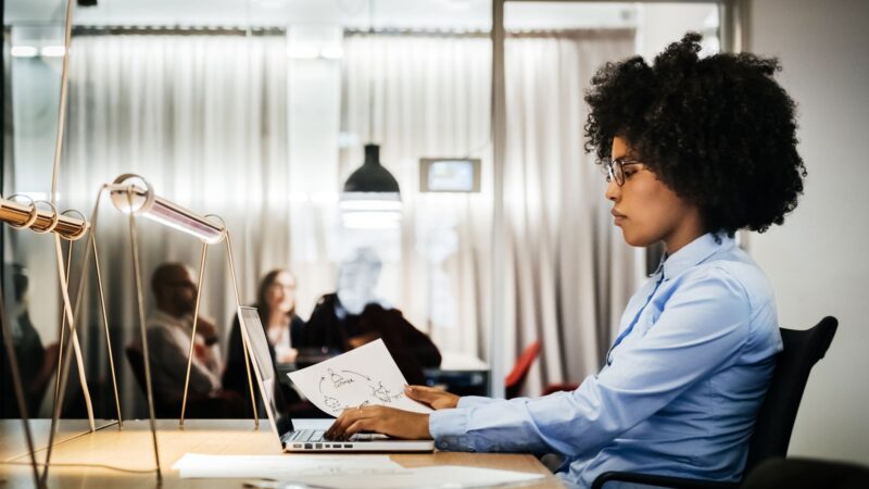 Maioria das mulheres pretende ou já realizou ao menos uma transição de carreira, revela estudo