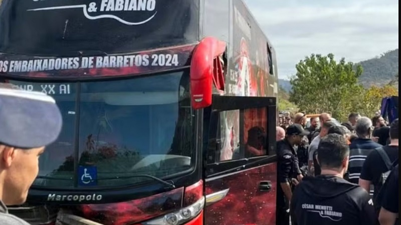 Ônibus da dupla César Menotti e Fabiano colide com carretas em rodovia – Jornal Advogado – Em Mato Grosso