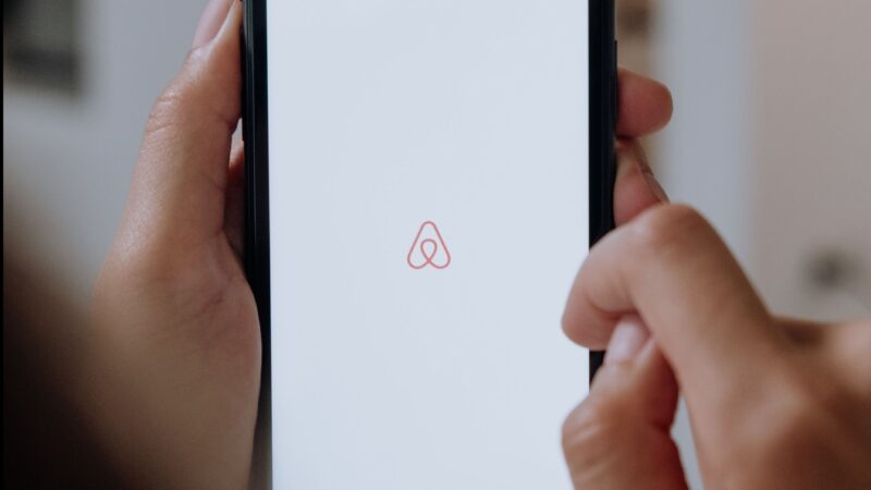Receita mira proprietários que não declaram aluguel recebido via Airbnb