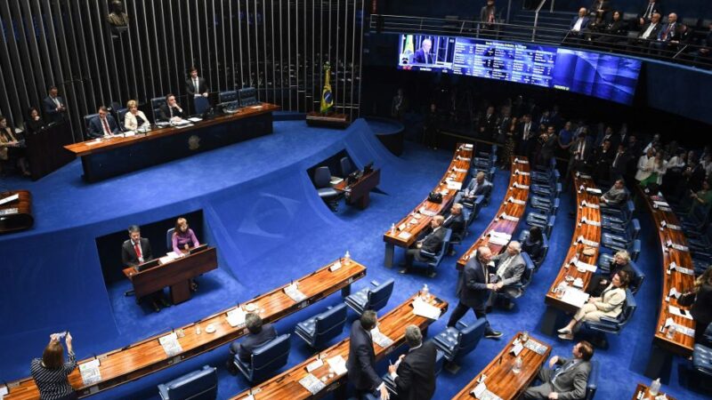 Relator apresenta novo parecer e CCJ do Senado adia votação da PEC do Banco Central
