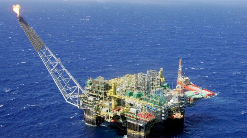 Sindicato alerta para rompimento de amarras em plataformas da Petrobras no RJ