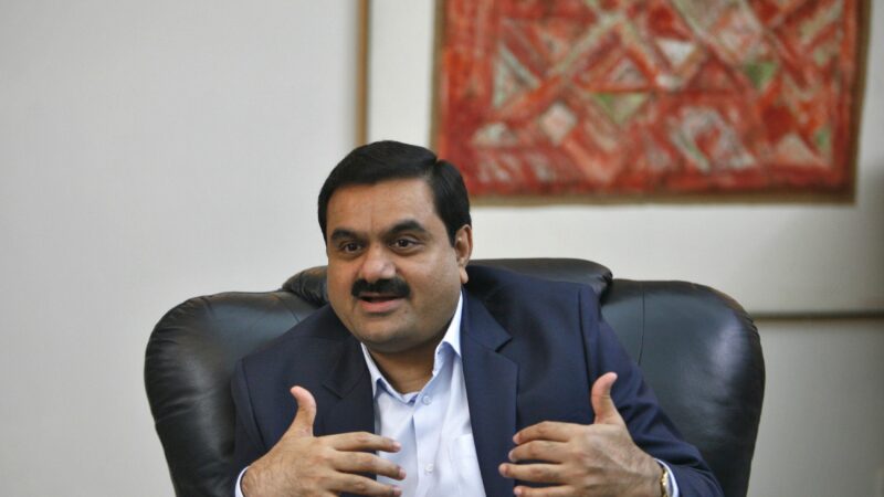 Sob novas acusações, império de Gautam Adani perde bilhões em valor de mercado