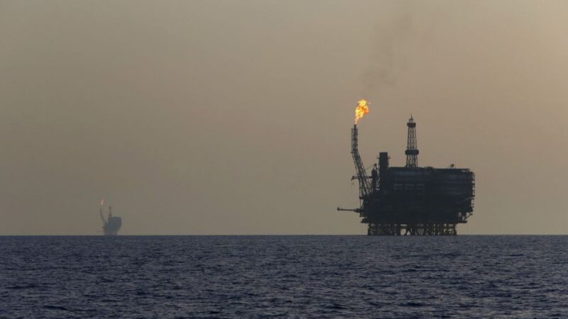 Tensão no Oriente Médio faz petróleo disparar e setor lidera Ibovespa