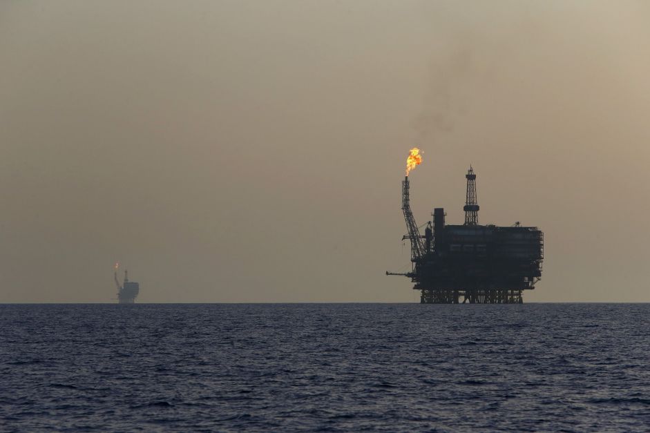Petróleo fecha em queda de 4% por preocupações com EUA e China