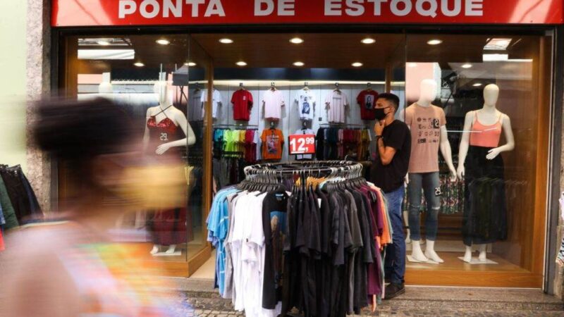 Vendas no varejo recuam 1% em junho após cinco altas consecutivas, diz IBGE