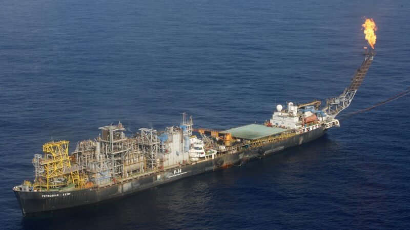 Petróleo recua pela 8ª sessão consecutiva, com pressão por aversão a riscos