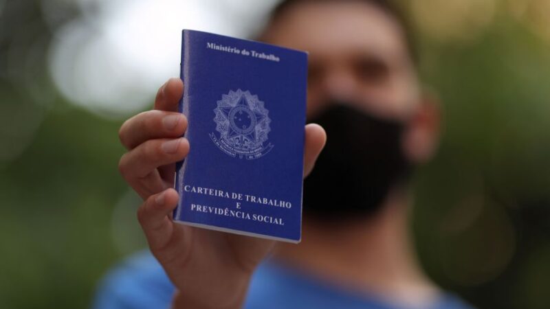 Desemprego recua a 6,2% no trimestre encerrado em dezembro, diz IBGE