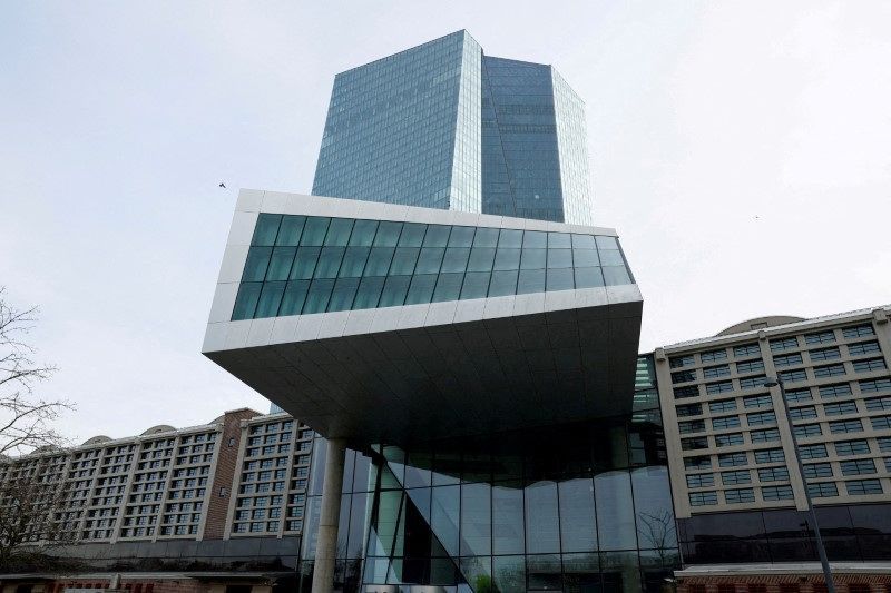 BCE deve continuar cortando juros gradualmente, diz economista-chefe