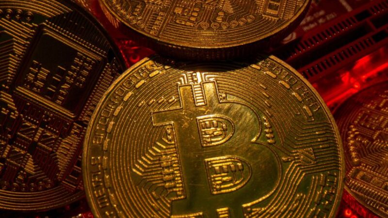 Bitcoin cai com cautela global e recuo de ações do setor de tecnologia