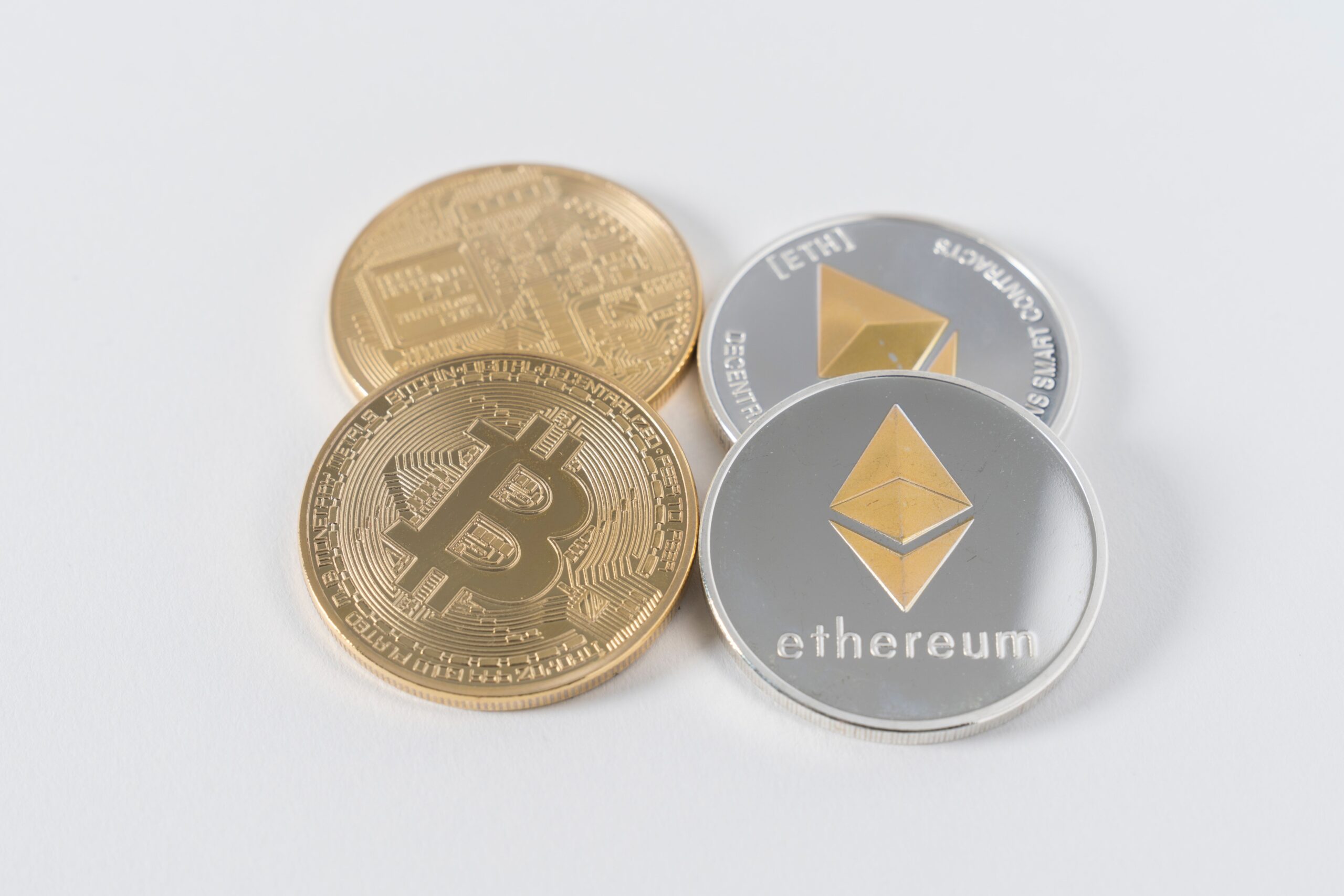 Bitcoin e ethereum sobem 2% na expectativa por Trump