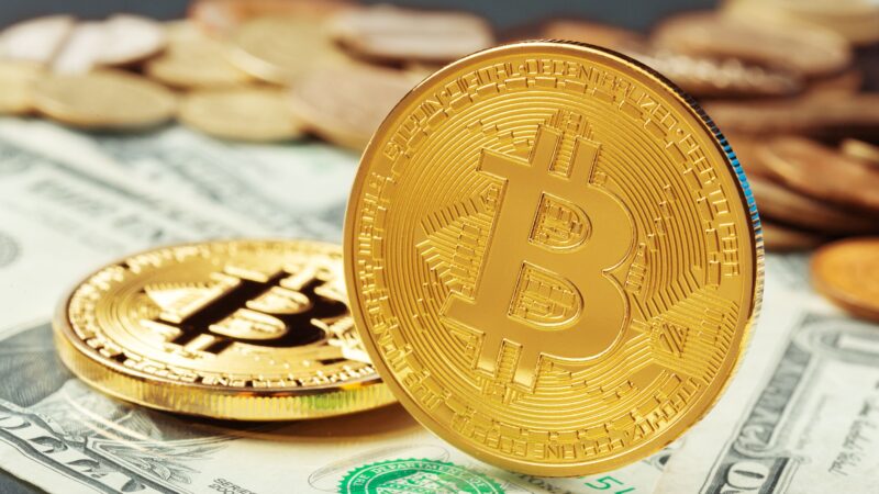 Bitcoin esboça recuperação em linha com mercados globais
