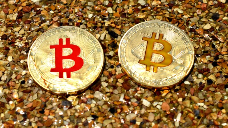 Bitcoin oscila positivamente após corte de juros pelo Fed