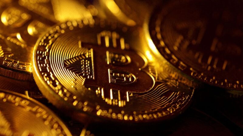 Bitcoin recua antes de novos dados do mercado de trabalho nos EUA