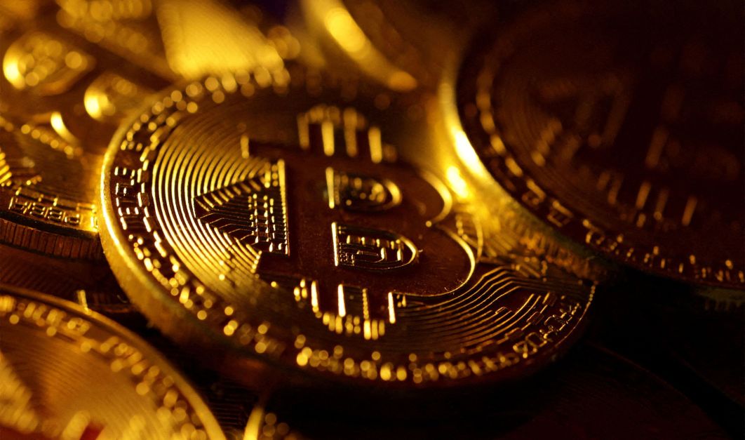 Bitcoin recua antes de novos dados do mercado de trabalho nos EUA