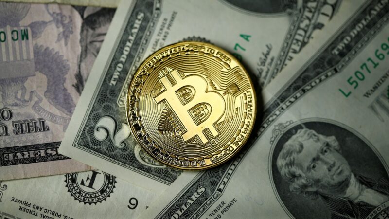 Bitcoin avança em rali de Natal e se aproxima de US$ 100 mil novamente