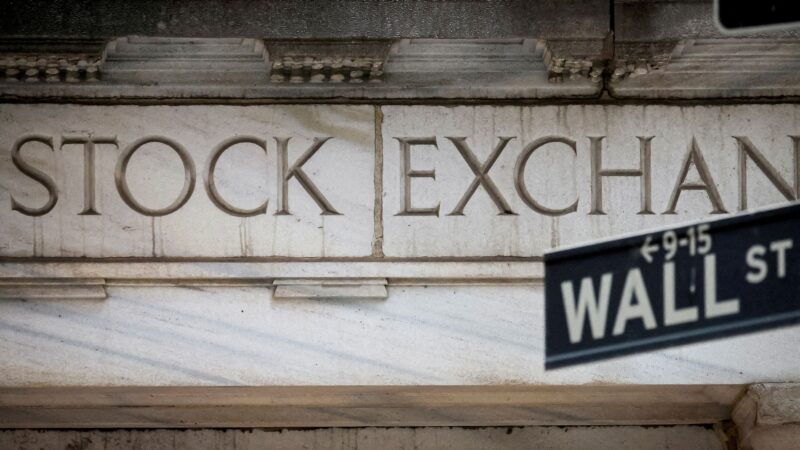 Bolsas de NY fecham em queda após Fed sinalizar não ter pressa para cortar juros