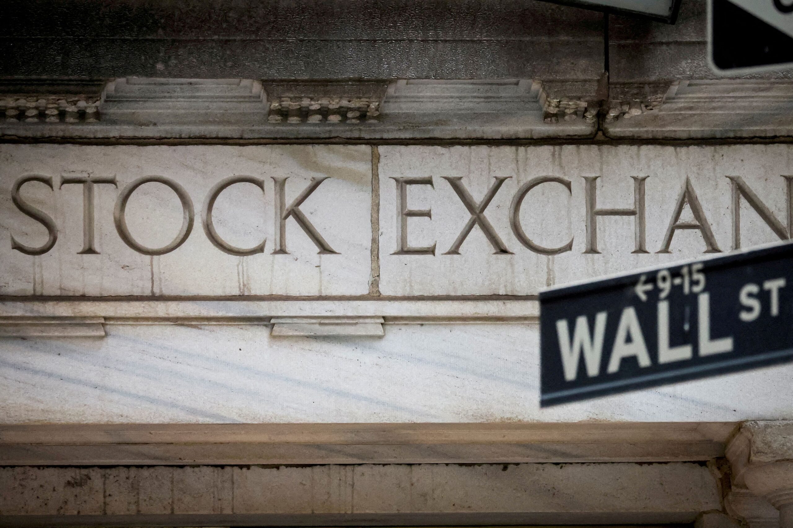Bolsas de NY fecham em queda após Fed sinalizar não ter pressa para cortar juros