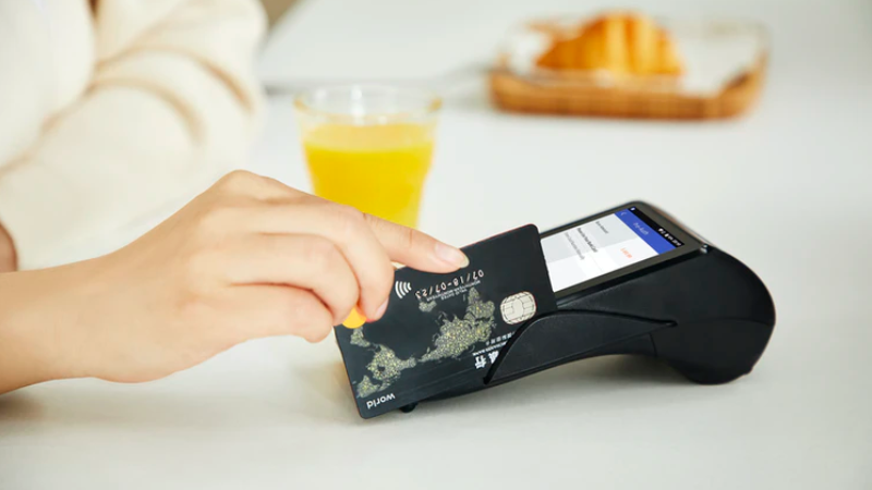 Brasileiro gasta R$ 1,4 mil por mês com cartão de crédito, diz Serasa Experian