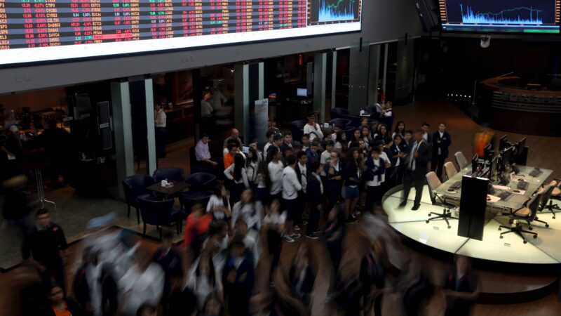 Como investidores devem se posicionar com juros subindo no Brasil e caindo nos EUA