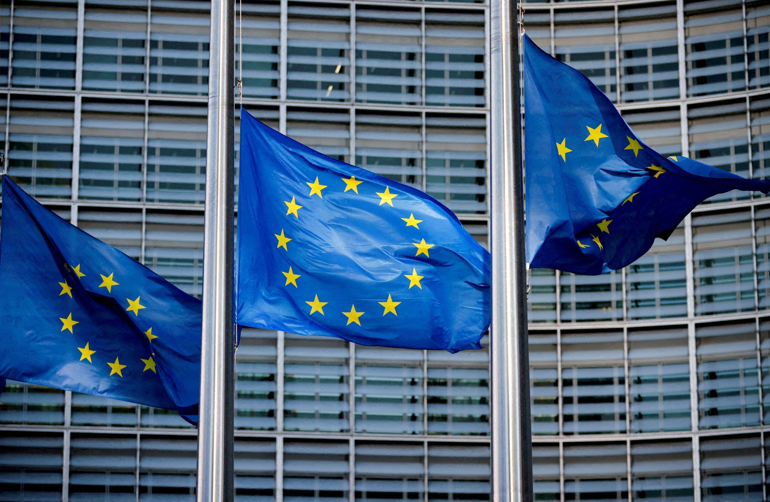 UE estabelece diretrizes sobre uso indevido de IA