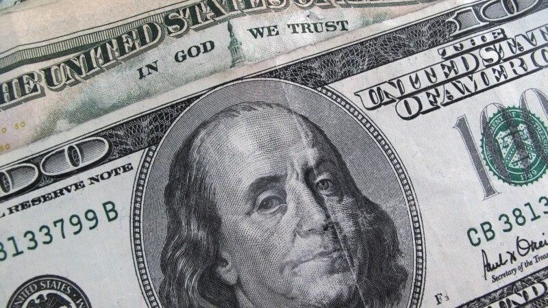 Dólar sobe e ronda R$ 5,90 com Trump e juros no radar; bolsa avança