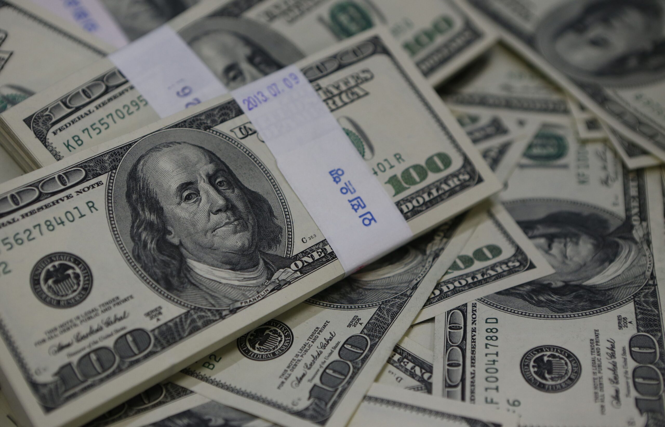 Dólar sobe 1% com mercado à espera de inflação no Brasil e nos EUA