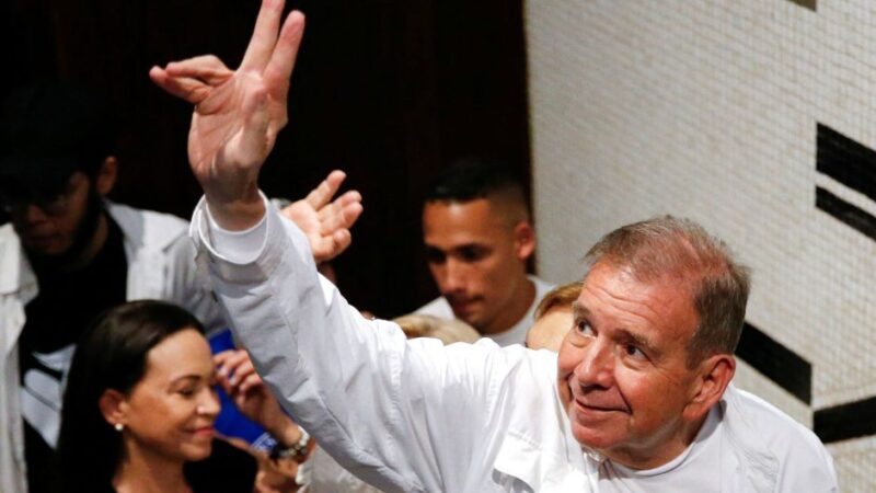 Edmundo González não considera pedir asilo e vai de casa em casa para se proteger, diz advogado