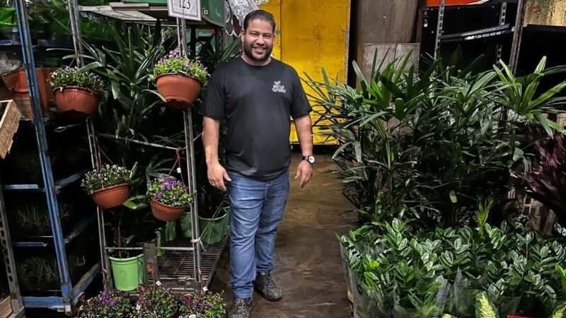 Ele começou com uma Kombi e muitas dívidas; hoje, seu negócio de flores fatura R$ 1 mi