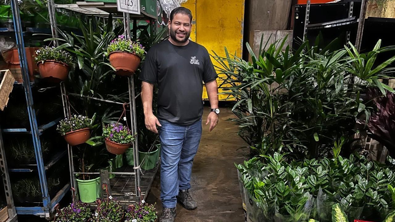 Ele começou com uma Kombi e muitas dívidas; hoje, seu negócio de flores fatura R$ 1 mi