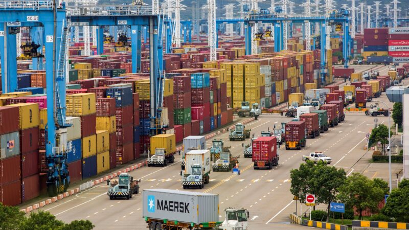 Exportações chinesas sobem, mas desaceleração das importações eleva pressão por estímulos
