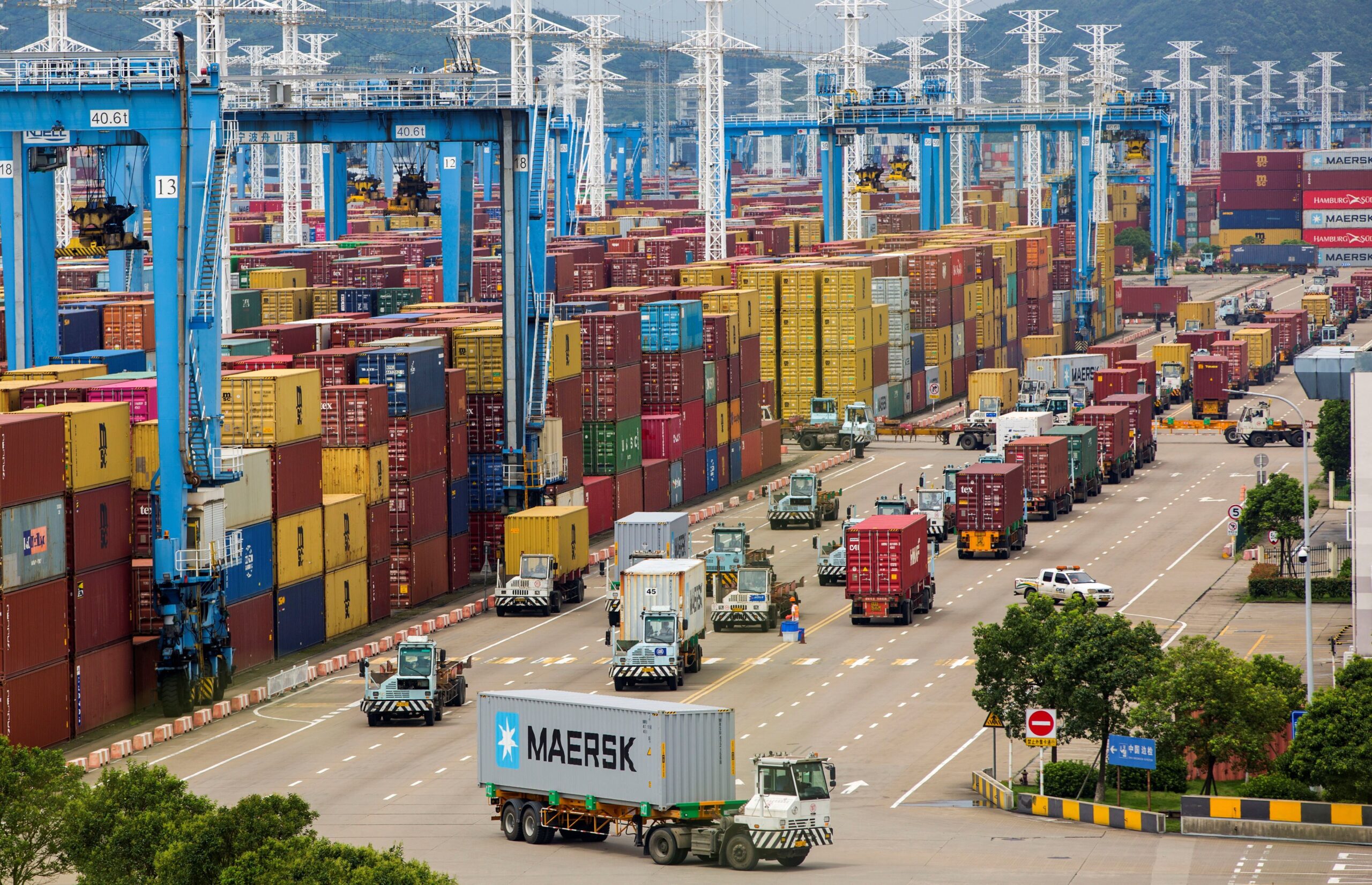 Exportações chinesas sobem, mas desaceleração das importações eleva pressão por estímulos