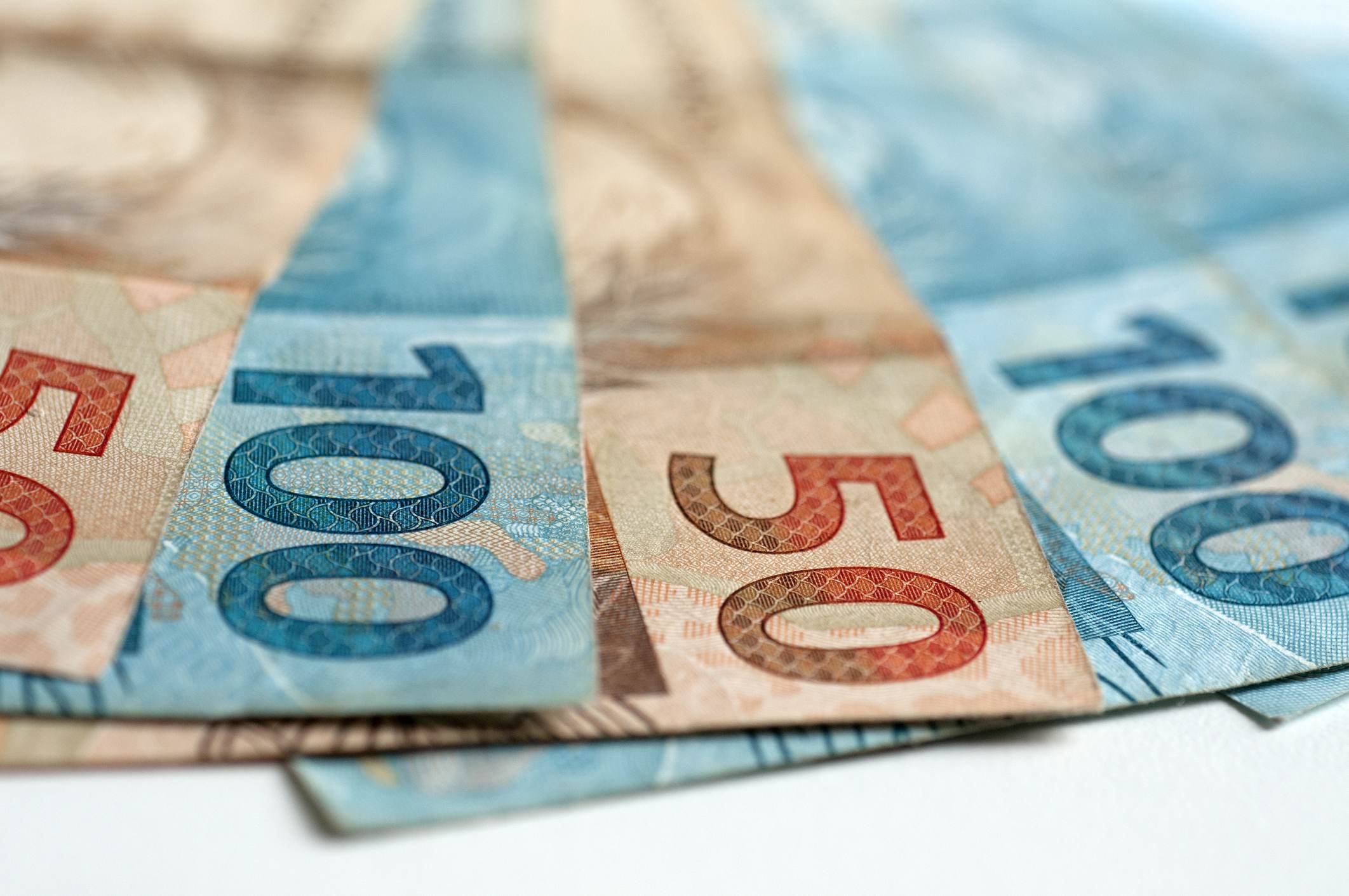 Governo estima arrecadar R$ 700 milhões com “taxa das blusinhas“ em 2024