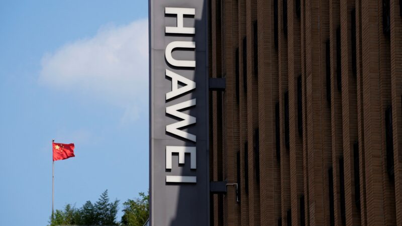 Huawei acumula 3 milhões de pré-encomendas de celular que abre em Z