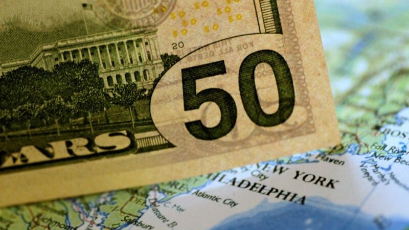 Dólar sobe na abertura de sessão com agenda esvaziada
