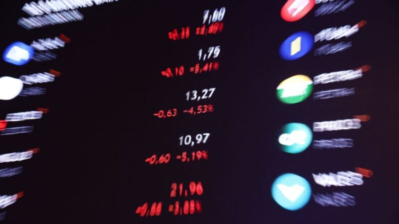 Ibovespa opera em queda, na casa dos 130 mil pontos, com fiscal no radar; dólar sobe