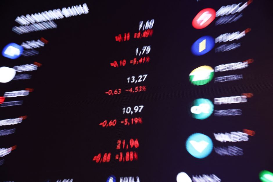Bolsa recua após inflação dos EUA e cancelamento de leilões do BC; dólar sobe