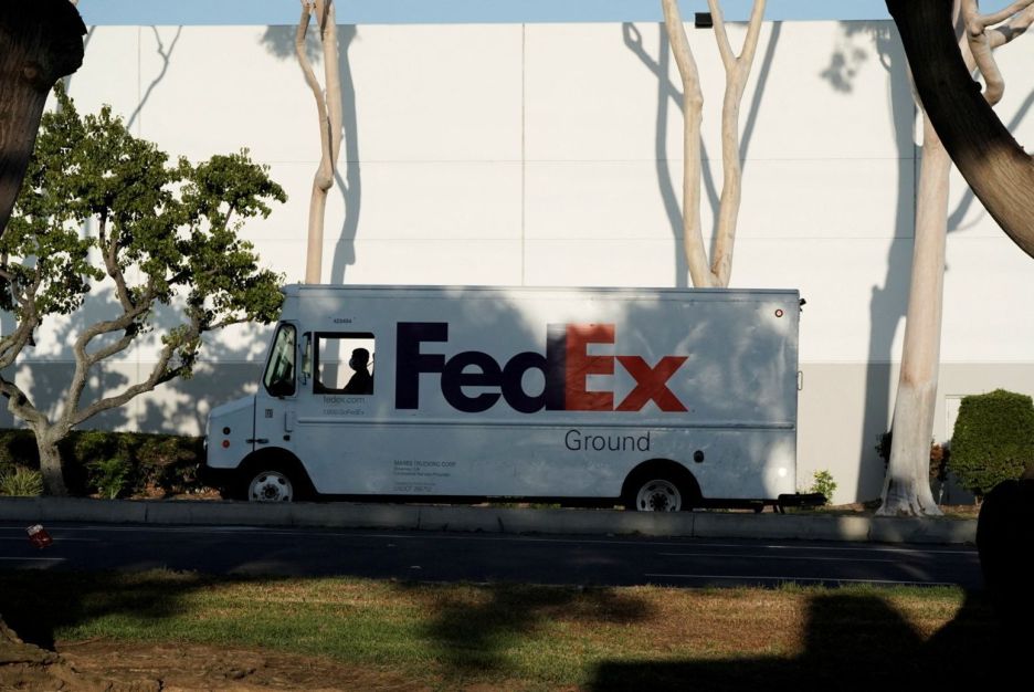 Lucro da FedEx cai por baixa demanda